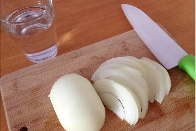 生活经验最简单三个例子:香蕉保鲜、剥蒜技巧、切洋葱防流泪,让厨房更轻松 生活经验最简单三个例子:香蕉保鲜、剥蒜技巧、切洋葱防流泪,让厨房更轻松